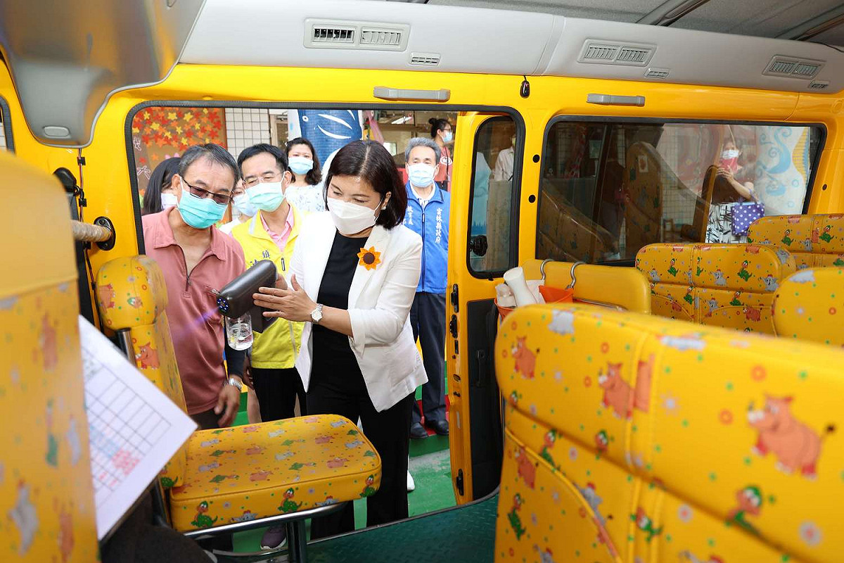 配合防疫，幼童專用車落實固定座位，於每批學生上車前下車後加強車內清消。 圖：雲林縣政府提供