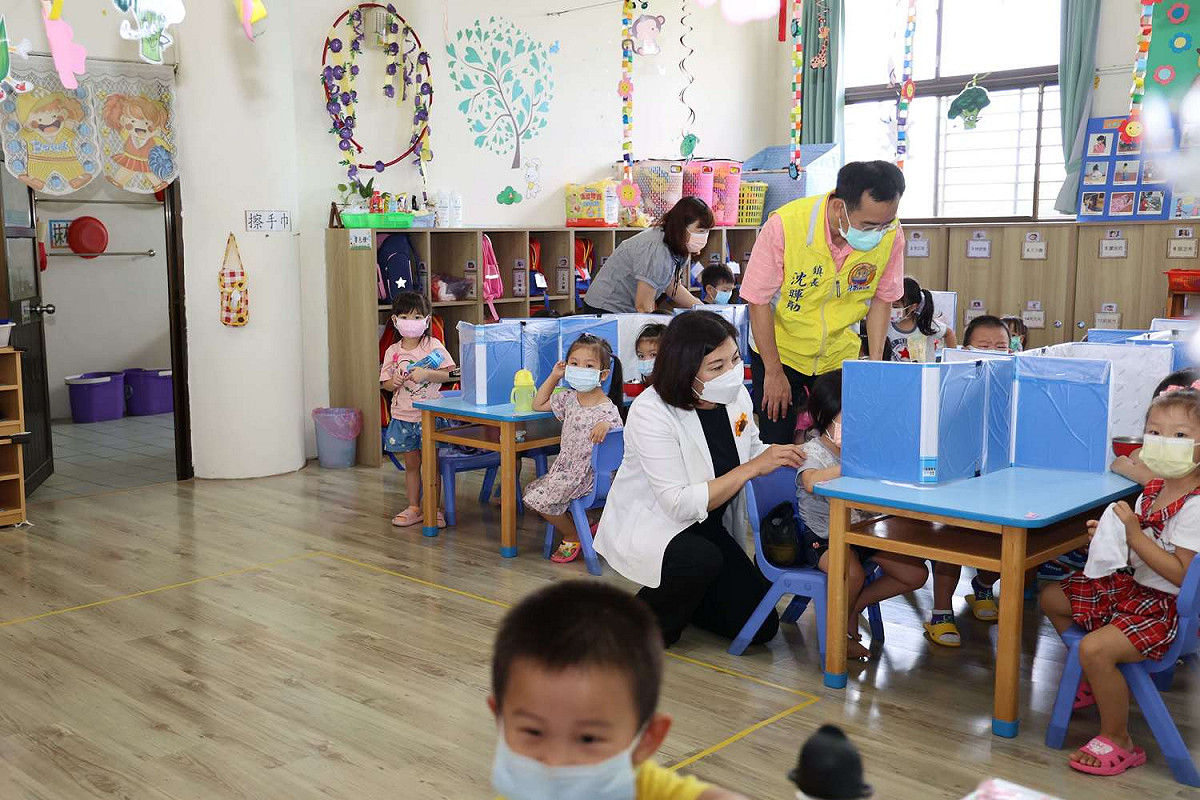 避免開學後因用餐造成防疫破口，雲林縣府要求園所教室及用餐環境保持通風，用餐距離應相隔1.5公尺間距或使用隔板。 圖：雲林縣政府提供