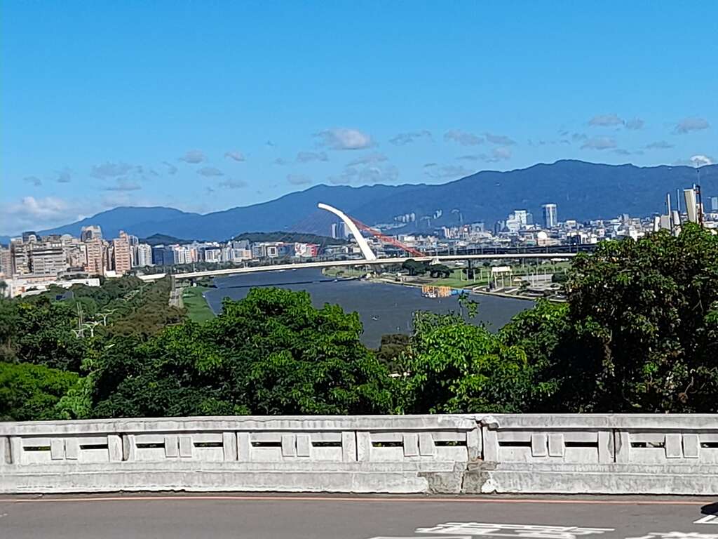 圓山大飯店周邊眺望基隆河及南港山系山景，視野開闊。 圖：台北大地處／提供