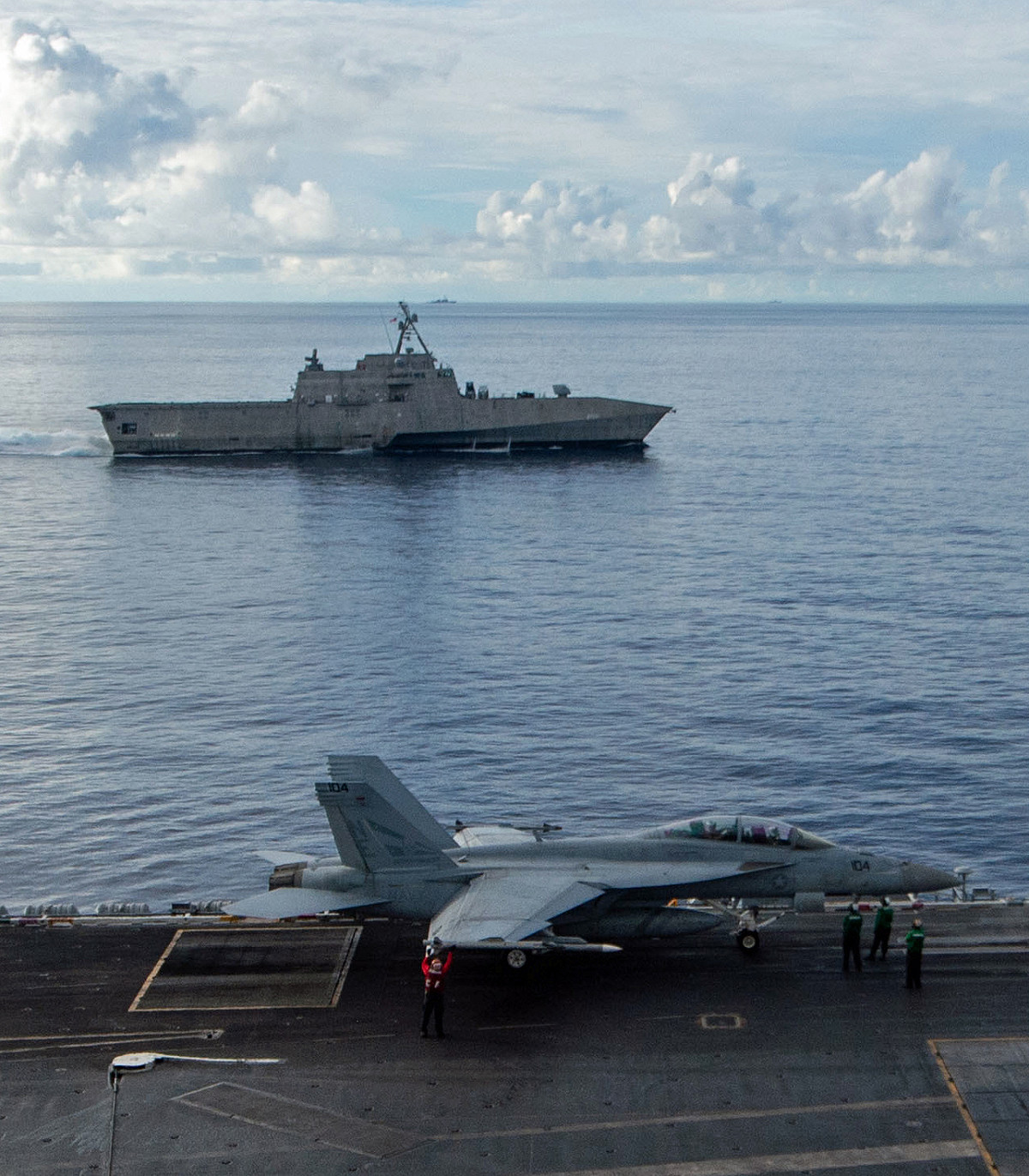 由航空母艦「卡爾文森號(CVN-70)」上看濱海戰鬥艦「杜爾沙號(LCS-16)」。 圖：翻攝 U.S. Pacific Fleet推特