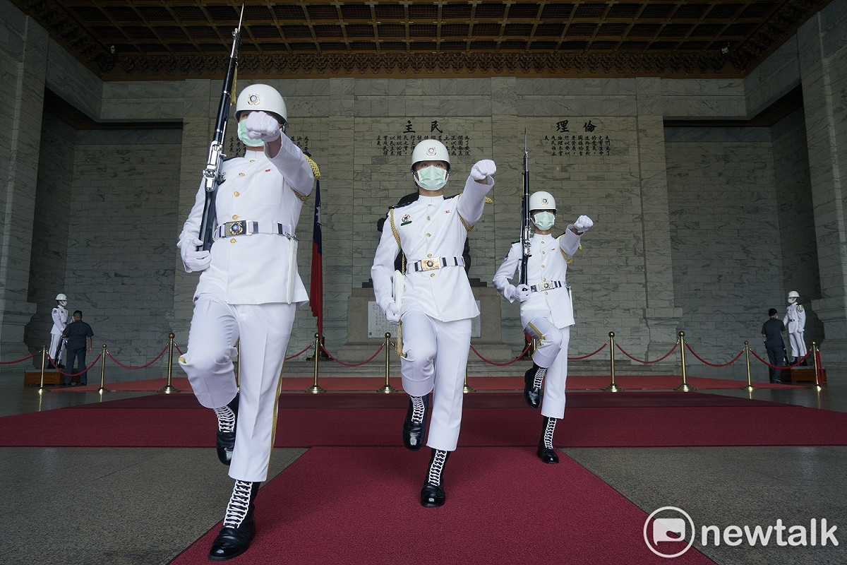 中正紀念堂儀隊禮兵交接儀式，目前已成歷史畫面，從今日起移到堂體外表演。 圖：張良一/攝（資料照）。