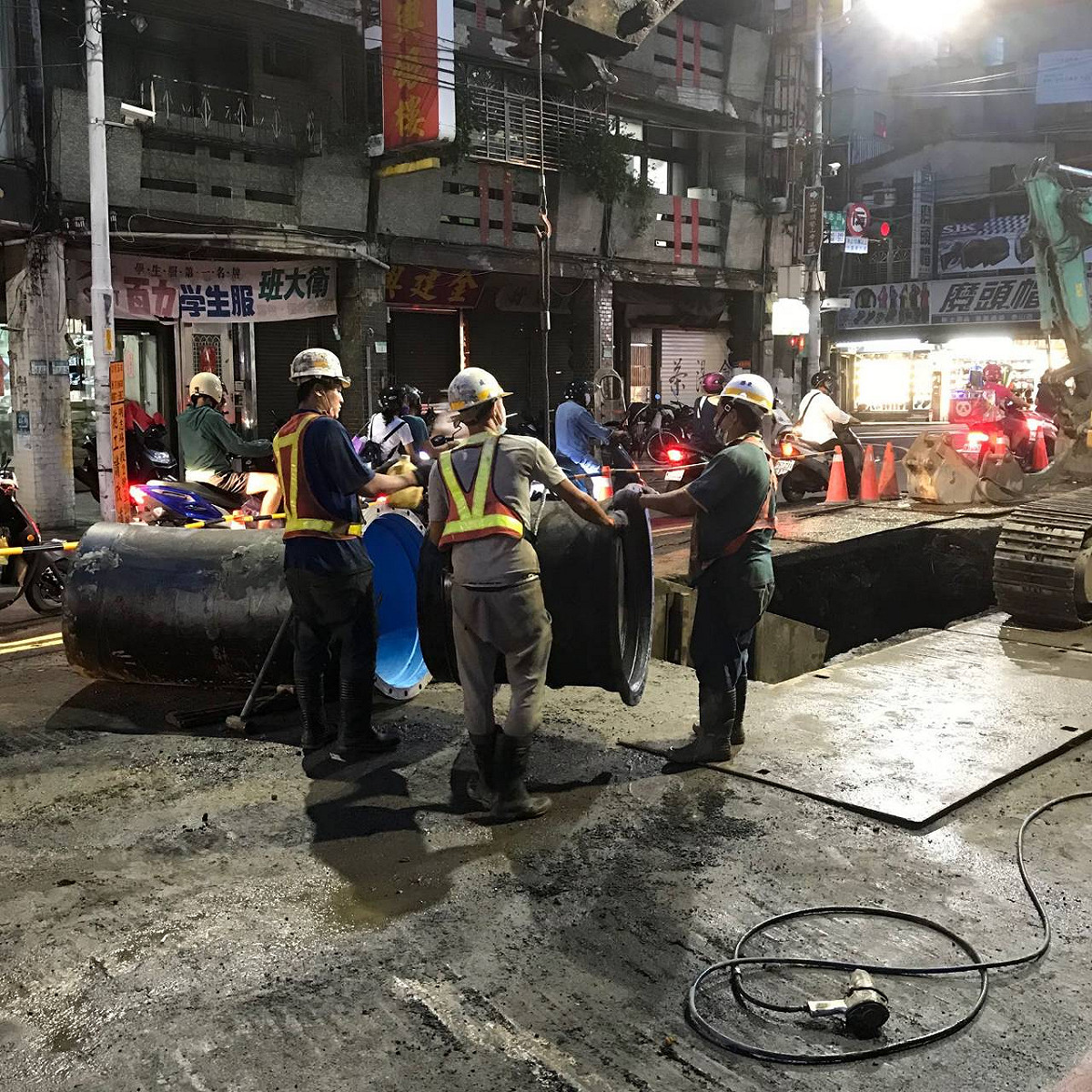 新北市大口徑老舊管線多位於交通要道，除避免於交通尖峰時間施工。 圖：新北市水利局提供