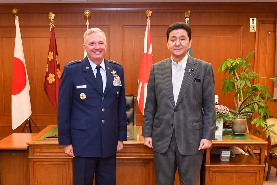 剛就任的駐日美軍司令魯普（左）日前與日本防衛大臣岸信夫會談，強化兩國同盟關係。 圖：翻攝自日本防衛省臉書