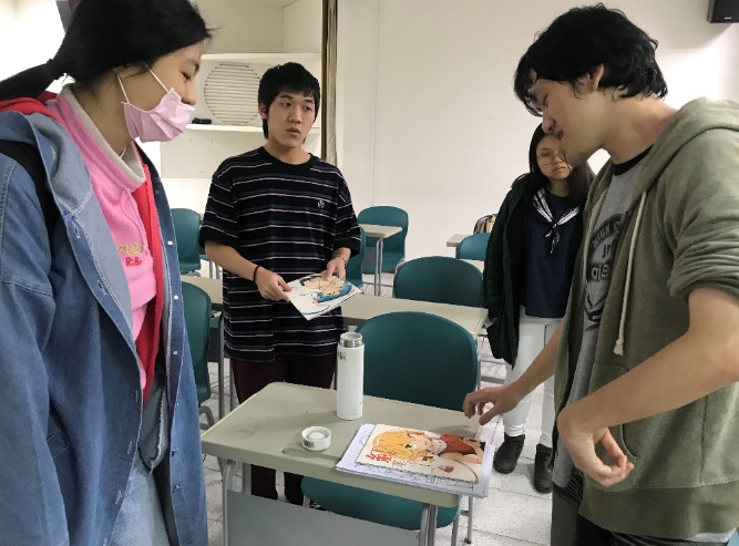 「電繪」漫畫課程則由想像力豐富的廢紙劇場教主費子軒，透過漫畫專業軟體，分享故事分鏡的密技、構圖策略及漫畫後期製作。 圖：新北市經發局提供