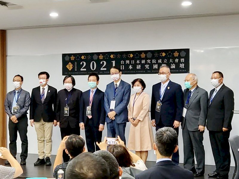 社團法人台灣日本研究院10日在政大舉行成立大會，與會者合影留念；蔡英文總統在賀電期許該院培育日本研究人才，為深化兩國合作而努力 。 圖:央廣提供