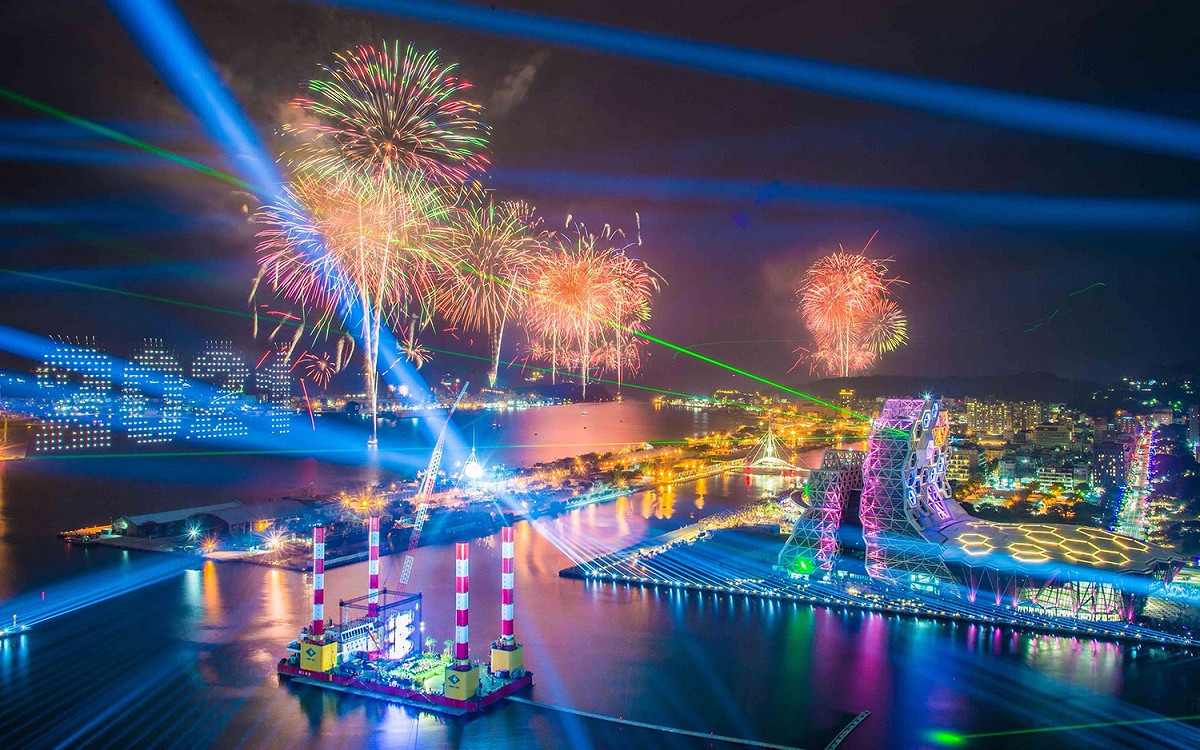 國慶煙火今年將在高雄舉辦。圖為高雄跨百光年煙火。 圖：翻攝至陳其邁臉書