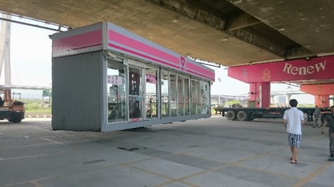 重新市集超商先行吊掛移開避風。 圖：新北市水利局提供
