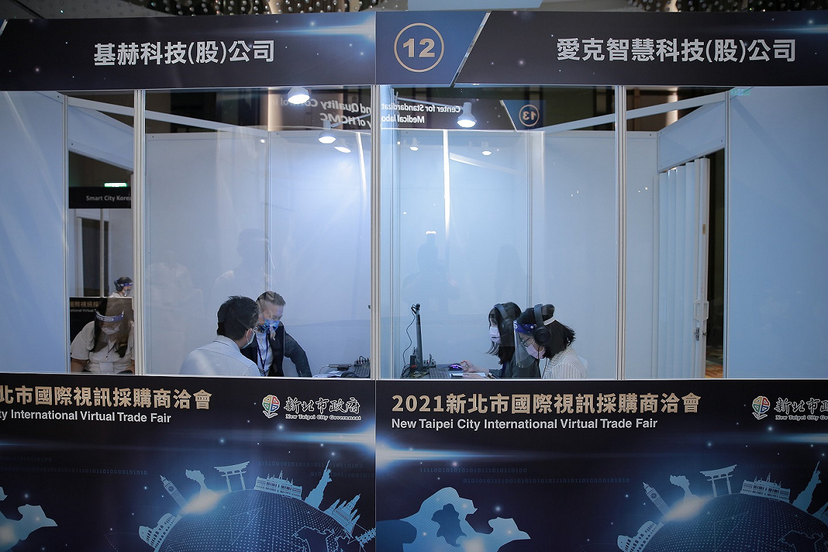 150家國內5G及AIoT、運動科技、防疫科技與綠色能源產業等業者，與來自13國36家國際買主商洽，進行288場次的商務媒合，成功創造逾19億元海外潛在訂單。 圖：新北市經發局提供