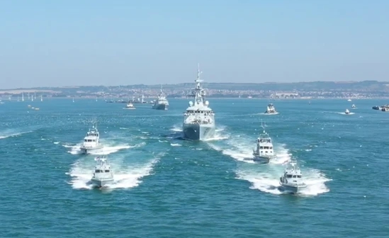 英國派往印太海域的兩艘河流級巡邏艦「添馬河號」、「斯佩河號」出港，多艘艦艇送行。 圖 : 翻攝自騰運網