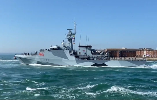 英國「添馬河號」濱海戰鬥艦從樸茲茅斯港駛出，將常駐印太地區5年。 圖 : 翻攝自騰訊網
