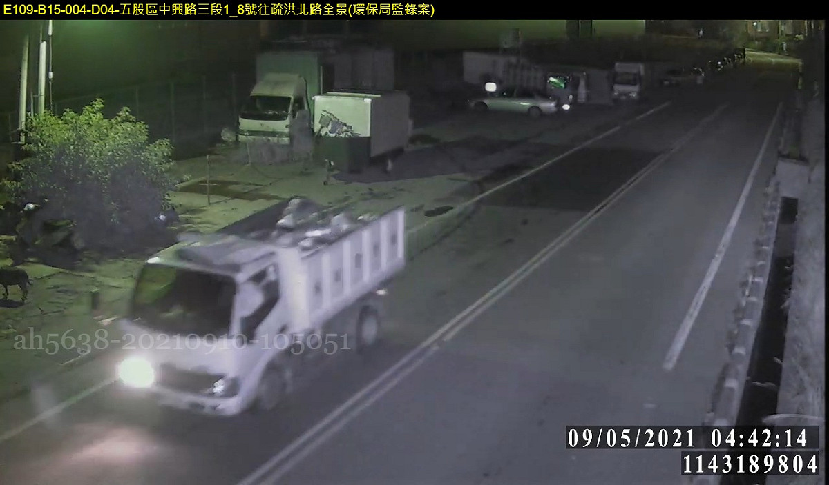 犯案貨車滿車廢棄物行經五股夏綠地道路。 圖：新北市環保局提供