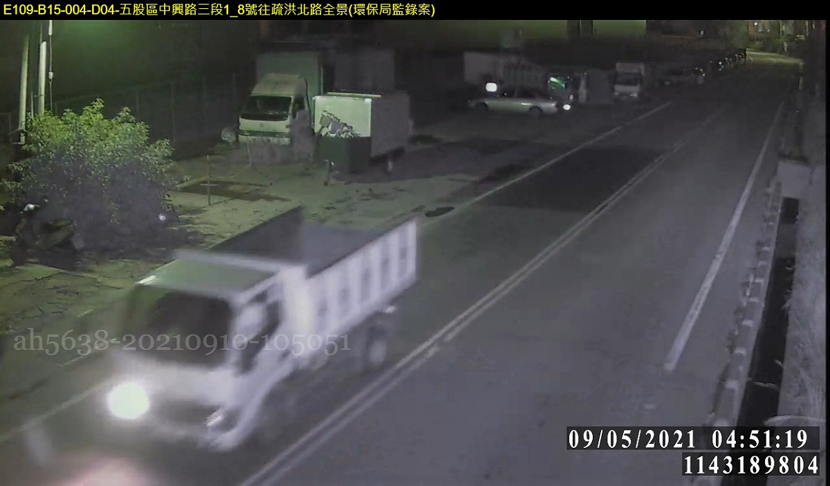 棄置完後空車行經五股夏綠地道路。 圖：新北市環保局提供