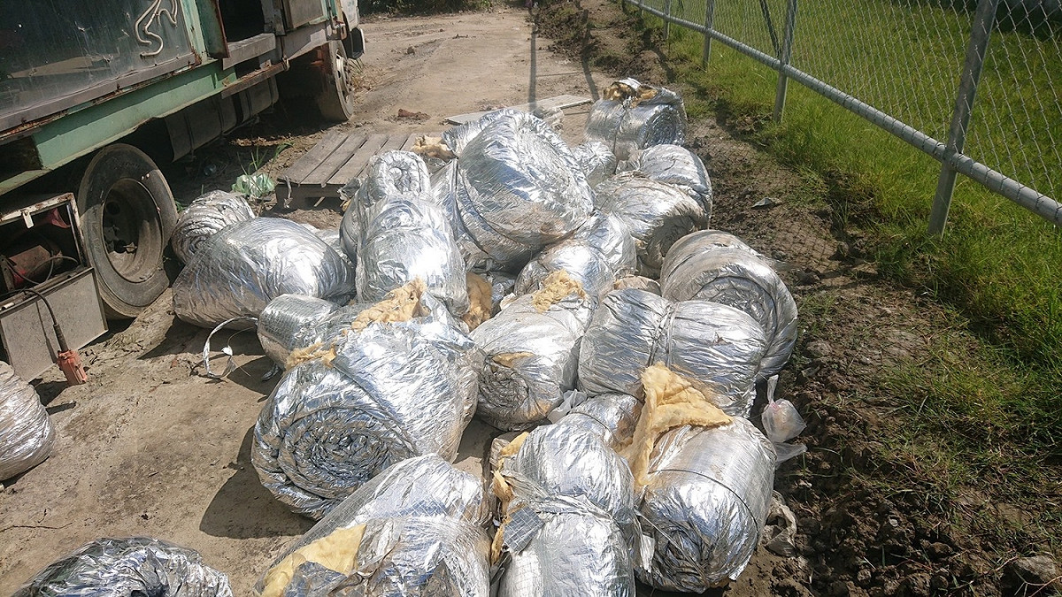 新北環保局通報五股夏綠蒂遭棄置鋁質風管。 圖：新北市環保局提供