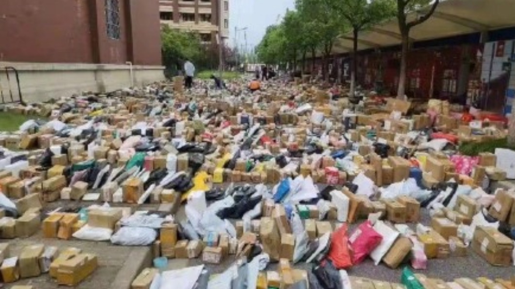 上海建橋學院的路口被學生們買的包裹堵得水洩不通。 圖: 翻攝自微博/電商報