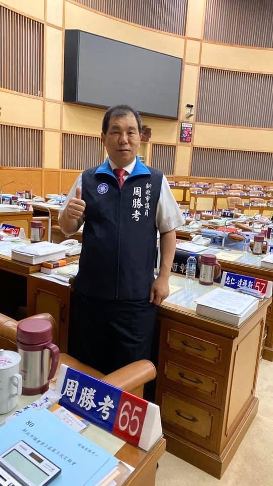 周勝考強調，為積極防堵Delta病毒疫情擴散，籲請衛福部長陳時中病毒不分藍綠，下決策時不要因藍綠執政而有不同思維，要防堵的是病毒不是政黨。 圖：新北市議員周勝考辦公室提供
