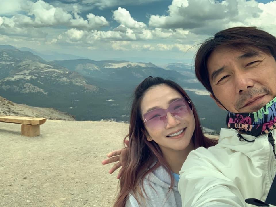 李李仁為了慶祝16周年紀念日曬出和老婆的甜蜜合照，但竟被發現老婆的背後「多出了一隻手」。 圖：翻攝自臉書