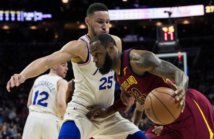 外界看好Ben Simmons(左)能成為LeBron James 2.0卻被批評放棄天賦不努力。 圖／美聯社／達志影像