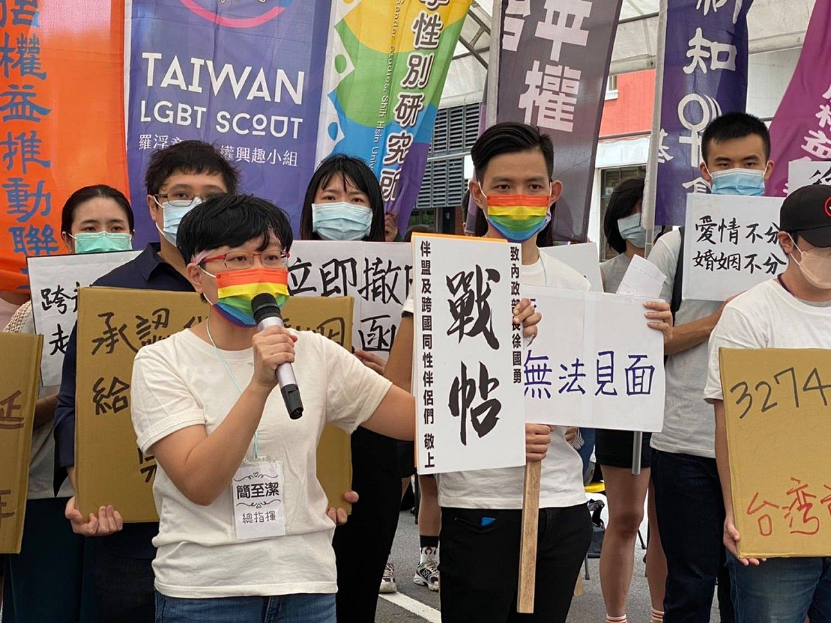 台灣伴侶權益推動聯盟今（11）日至內政部陳情，爭取跨國同婚戶籍登記。 圖：翻攝伴盟臉書