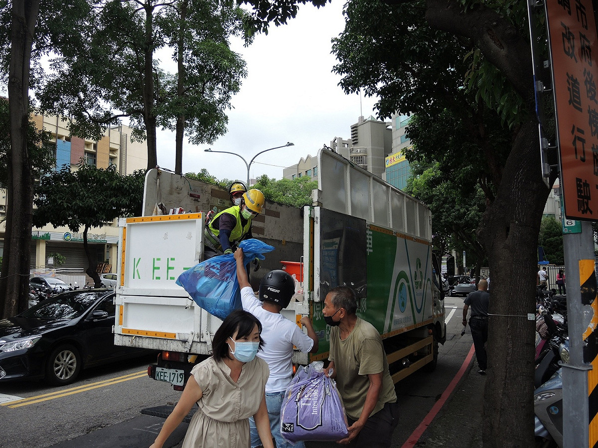 桃園市環保局宣布全市各區清潔隊(除復興區外)今(11)日仍照常清運垃圾。 圖：桃園市環保局/提供