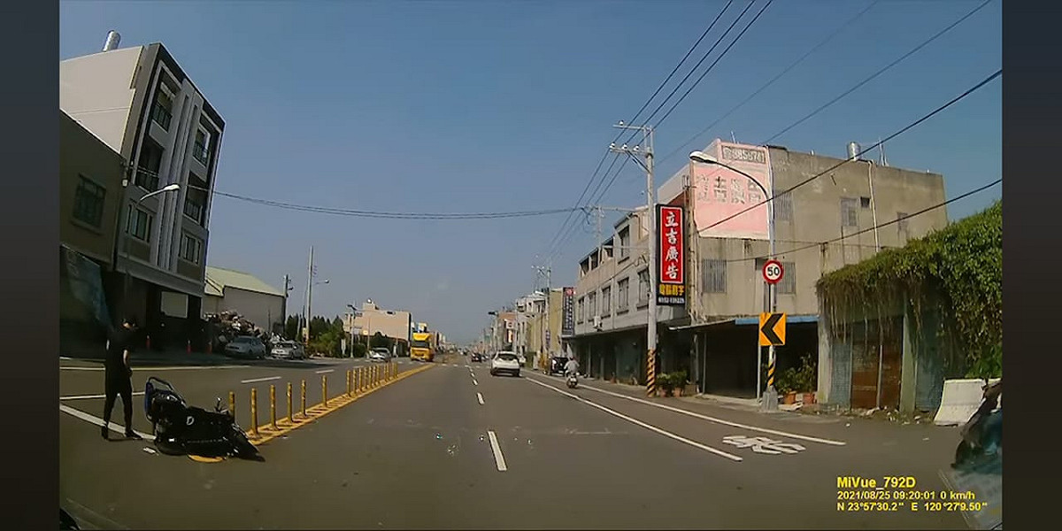 有網友拍到事故發生狀況，圖為遭後面汽車撞飛的電動車 圖：翻攝台灣機車路權促進會