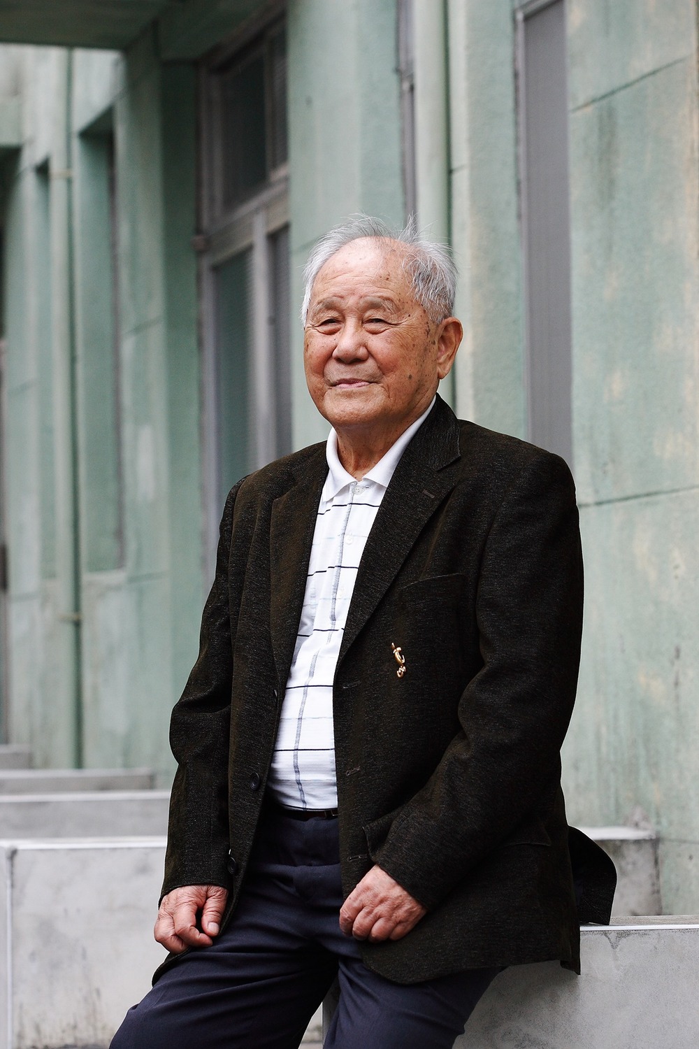 吳聲潤2013年於白色恐怖景美紀念園區禮堂前留影。 圖：翻攝國家人權博物館臉書（張良綱 攝）