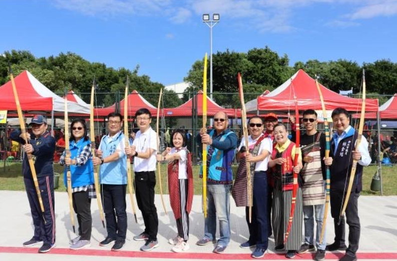 圖為2020新北市市長盃原住民族射箭全國邀請賽，市長侯友宜與來賓同場射箭，拉開活動序幕。 圖：新北市原民局／提供