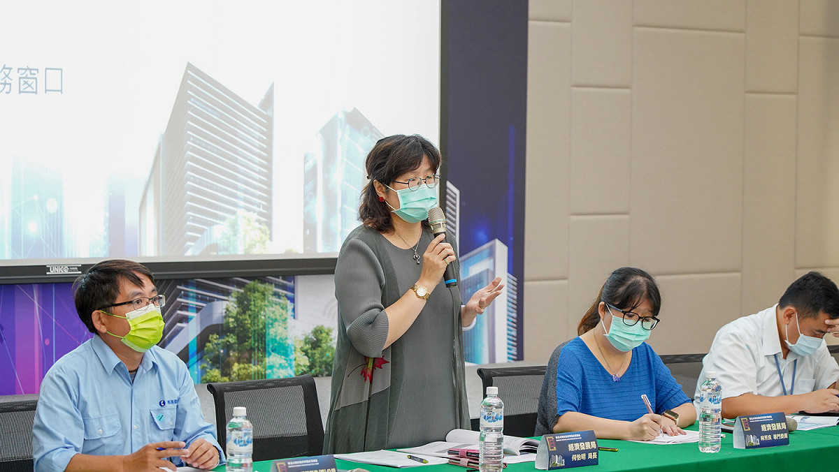 寶高招商說明會，左二為經發局長何怡明。未來從研發設計、驗證測試、產品檢測、製造生產都能在寶高智慧產業園區實現。 圖：新北市經發局提供