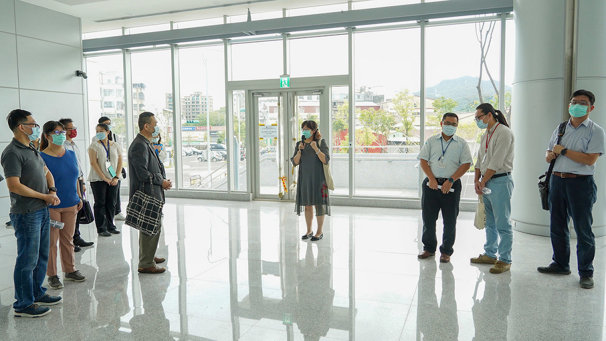 何怡明帶業者參觀園區。 圖：新北市經發局提供