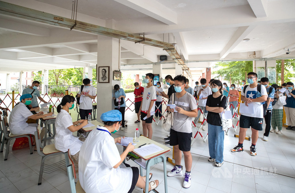 中國福建省莆田市爆發COVID-19校園群聚疫情，截至11日已24人染疫，經快篩初判為Delta變異株。圖為7月30日，莆田啟動高中生集中接種疫苗。（中新社提供） （中新社提供）