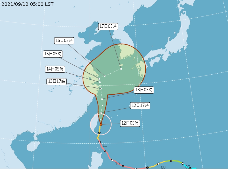 中度颱風「璨樹」暴風圈已籠罩台灣各地區，東部及東北部地區風雨持續。 圖/中央氣象局