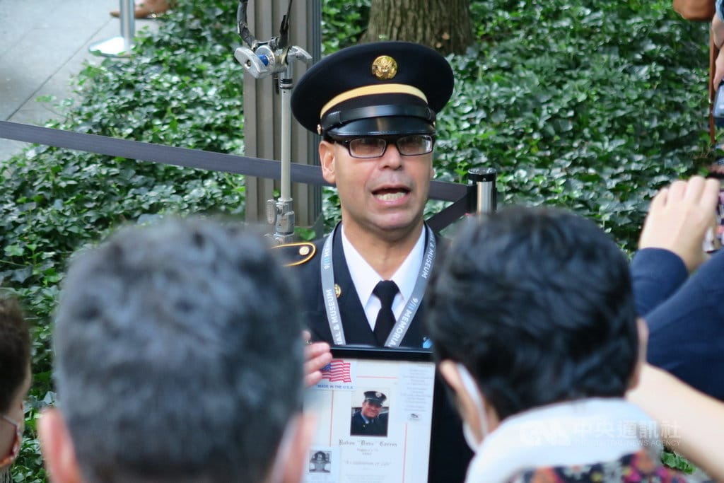 退役美軍中士莫拉萊斯捧著在911事件中罹難的表哥照片，出席在紐約世界貿易中心雙塔遺址舉行的20週年追悼儀式。 圖/中央社