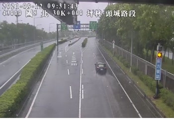 今天中午12時起國道5號頭城蘇澳路段最高速限降為時速40公里，並禁止大型車行駛。 圖/高公局即時影像