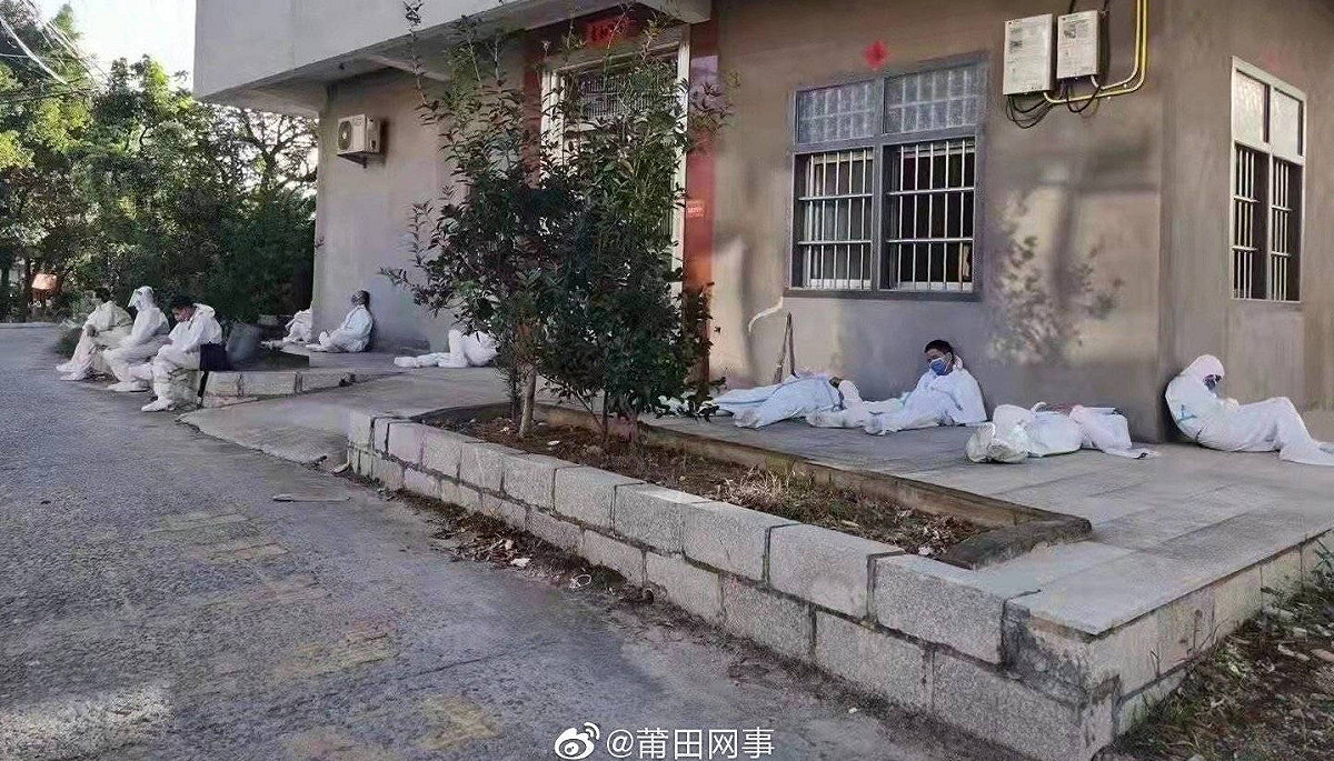 潘建志指出，檢測人員經一夜的忙碌後，紛紛累倒在街上。 圖：翻攝自微博「莆田网事」