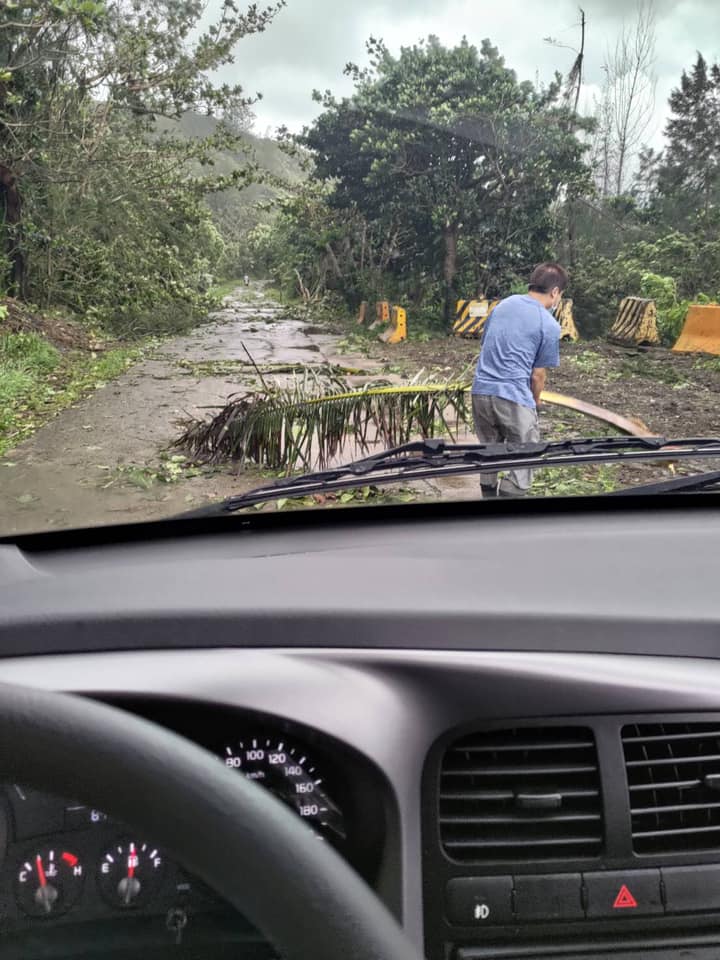 饒慶鈴說，璨樹颱風目前仍在台灣東方近海持續往北前進，但台東還未脫離暴風圈，南方海面還有一大塊颱風外圍環流恐會進來，氣象局針對台東發布大雨特報，她提醒鄉親隨時注意天氣資訊，確保平安。 圖：翻攝自蘭嶼鄉公所臉書