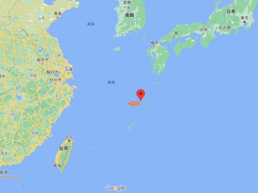 日本防衛省監控，一艘推測為中國解放軍潛艦，12日上午航行在鹿兒島縣橫當島的西南西、日本鄰接海域外側，在東海海域朝西航行。 圖：翻攝Google Map