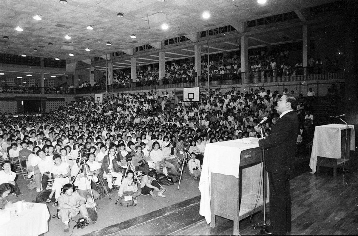 1987年1月，在台大體育館舉辦的謝長廷與李勝峰台灣前途辯論會。 圖: 翻攝自林佳龍臉書
