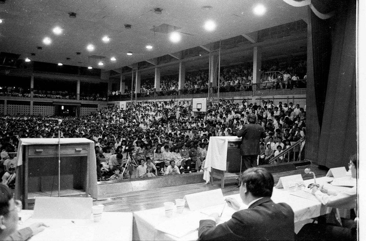 1987年1月，在台大體育館舉辦的謝長廷與李勝峰台灣前途辯論會。 圖: 翻攝自林佳龍臉書