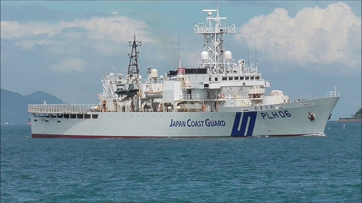 日本海上保安廳直升機巡防艦「沖繩」(おきなわ, PLH-06)。 圖：翻攝やんずJAPAN推特