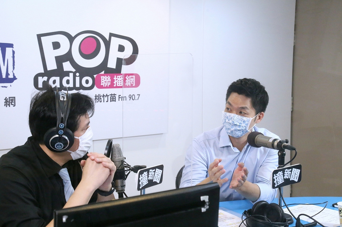 國民黨立委蔣萬安接受電台專訪。 圖：《POP撞新聞》/提供