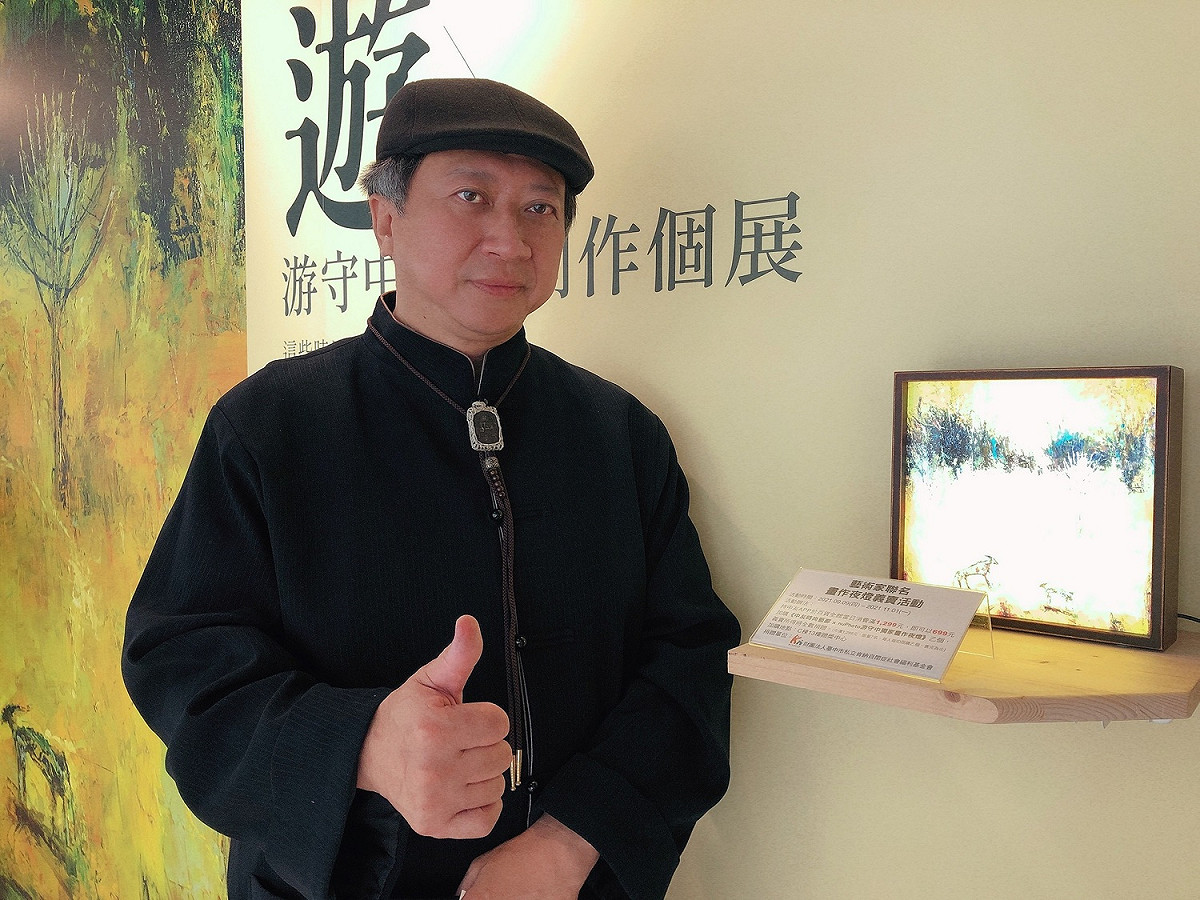 游守中老師與義賣夜燈。 中友百貨/提供