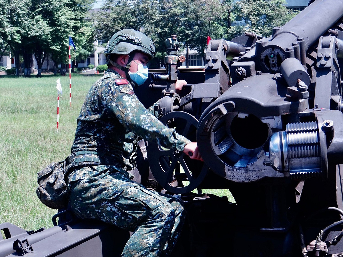 陸軍官兵12日43砲指部實施射擊前整備。 圖:翻攝自中華民國陸軍臉書