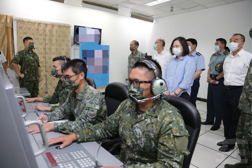 蔡英文總統日前到台中視導時表示，漢光演習實兵演練在即，國軍弟兄姊妹務必全力以赴，讓全世界看見保衛國家的決心。 圖：軍聞社提供（資料照片）