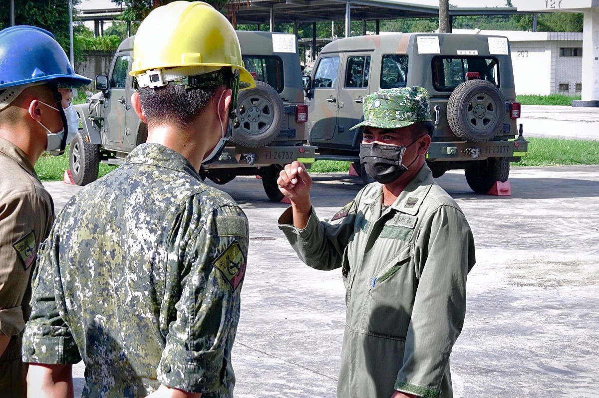 陸軍官兵43砲指部12日 ，阮上士（右）成功沒有捷徑，為達成任務，縱使再累都要堅持不懈，以不負排組「專業團結，卓越務實」精神。 圖:翻攝自中華民國陸軍臉書
