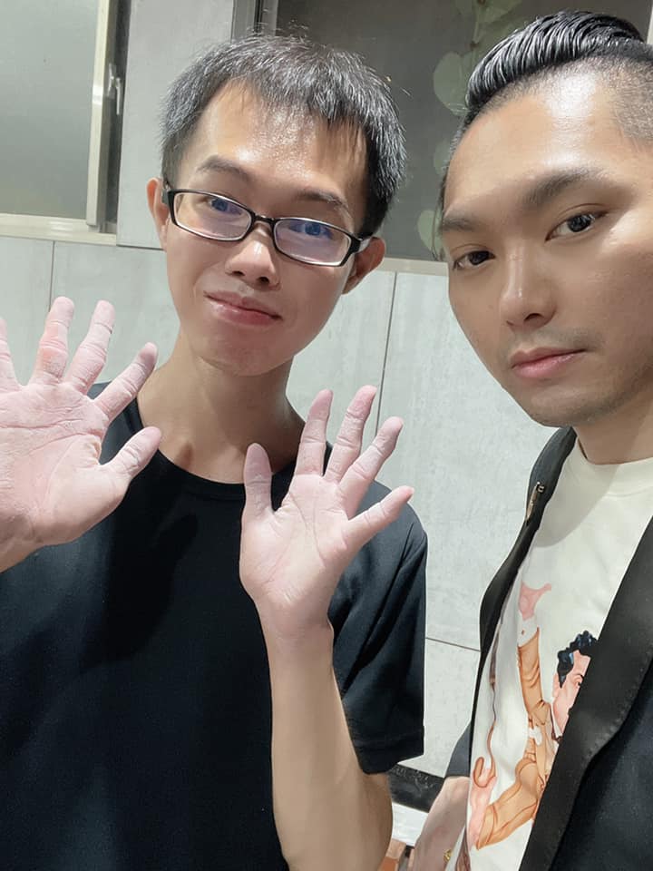 鄧佳華(左)因克服不了對蝦子的恐懼，而通過不了連千毅(右)公司的試用期。 圖：翻攝自臉書