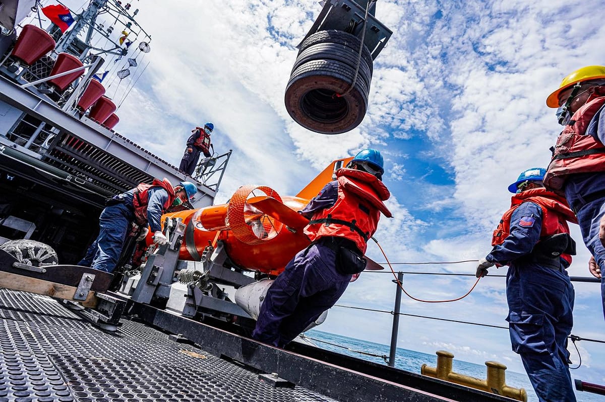 中華民國海軍公開獵雷艦「永嘉號(MHC-1302)」水雷反制操演訓練，官兵吊掛俗稱「企鵝」的水下獵雷載具。 圖：翻攝中華民國海軍臉書
