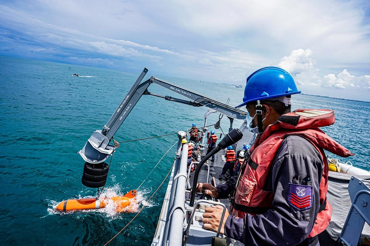 中華民國海軍公開獵雷艦「永嘉號(MHC-1302)」水雷反制操演訓練，官兵吊掛俗稱「企鵝」的水下獵雷載具。 圖：翻攝中華民國海軍臉書