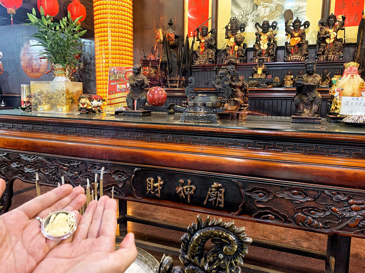 團隊成員全台跑透透代客到各地宮廟參拜、進香、過火、祈福。 任培豪/提供