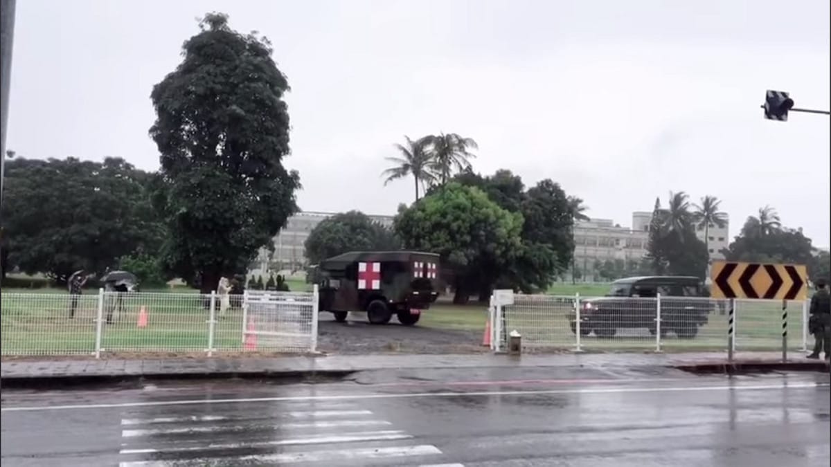 國軍克服天候因素，在台南市育樂中心完成「生物疫病軍民醫療能力整合」課目任務。 圖:翻攝自水交社文化園區 。