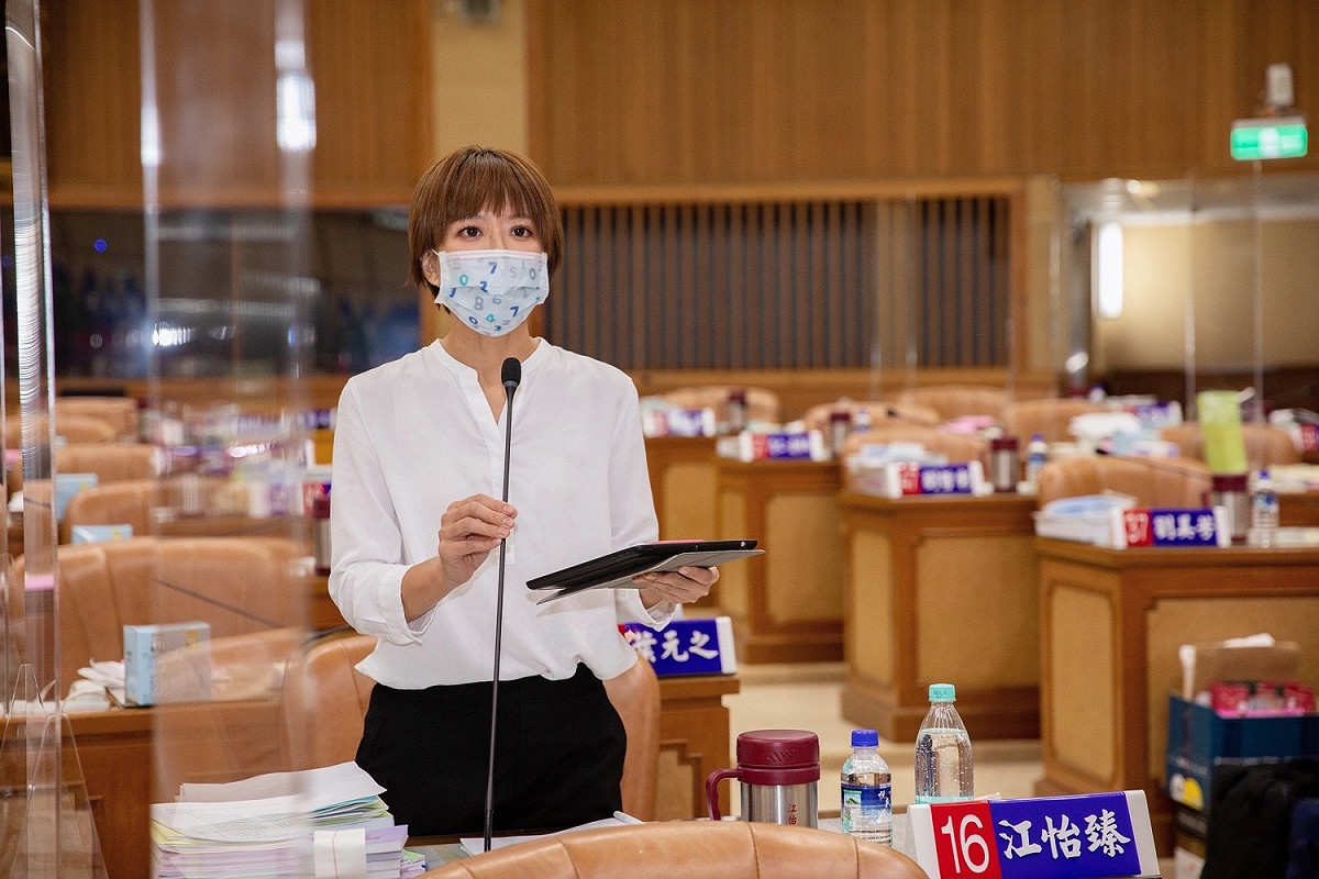 江怡臻指出，希望民進黨不要滿腦子只會批評地方，卻又不肯釋出更多的防疫資源，而是應該拿出決心，立即調撥專案疫苗給新北高風險區域的人民施打，並將第二劑疫苗備妥，才是當務之急。 圖：新北市議員江怡臻提供