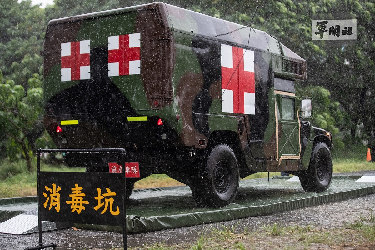 操演模擬部隊遭敵生物戰劑攻擊，人員進行後送作業。 圖：軍聞社記者林澤廷/攝